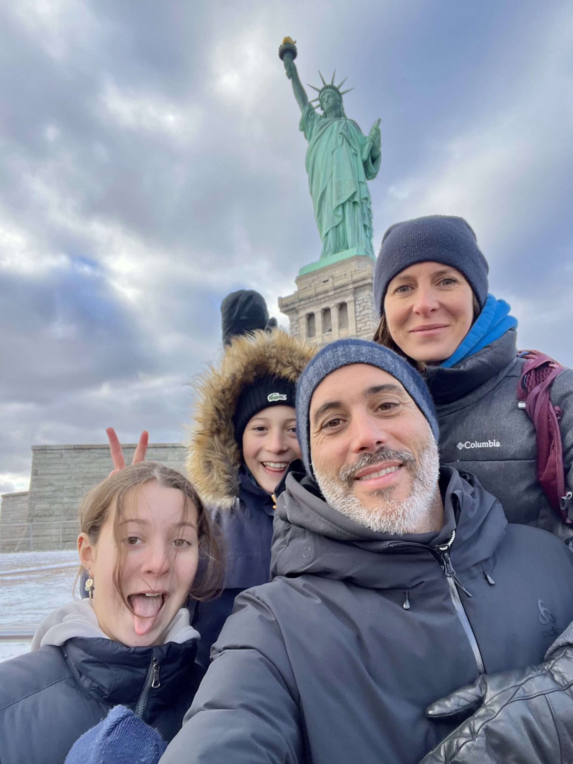 Photo de famille devant la statue de la Liberté