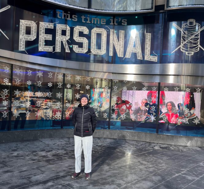 Heidi devant le magasin NHL à New York